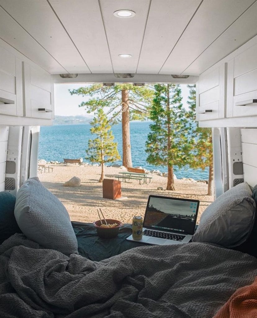 projectvanlife met laptop in de bus