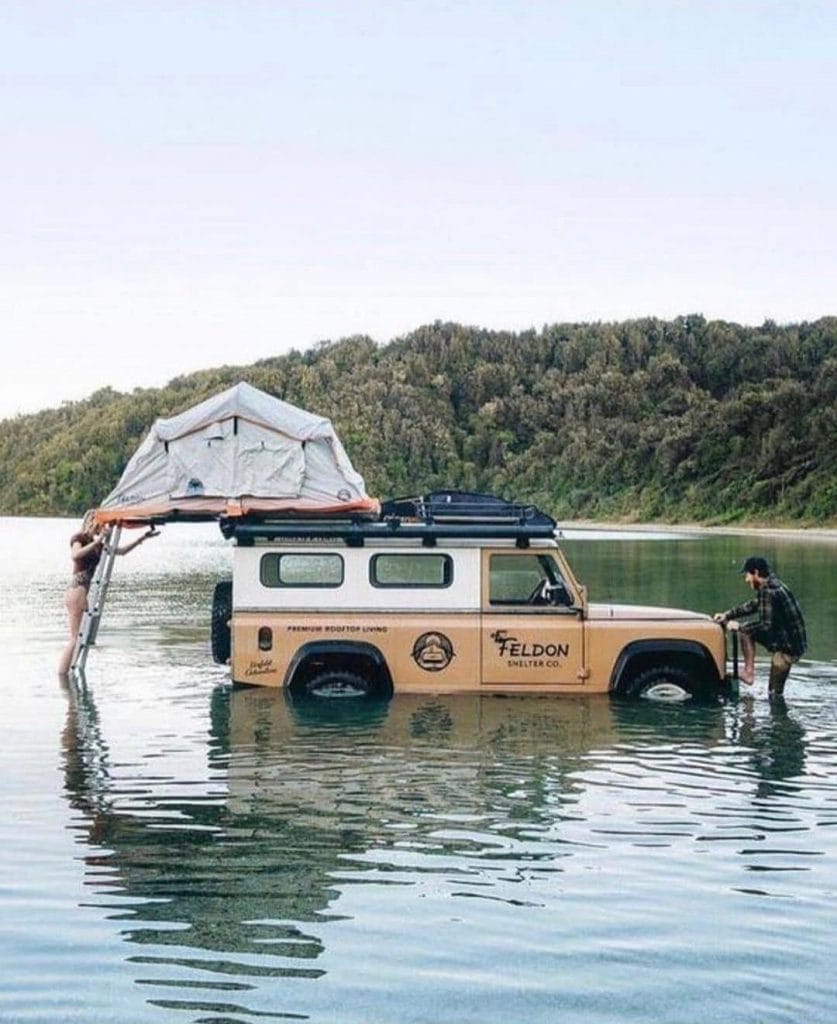 projectvanlife bus in het water