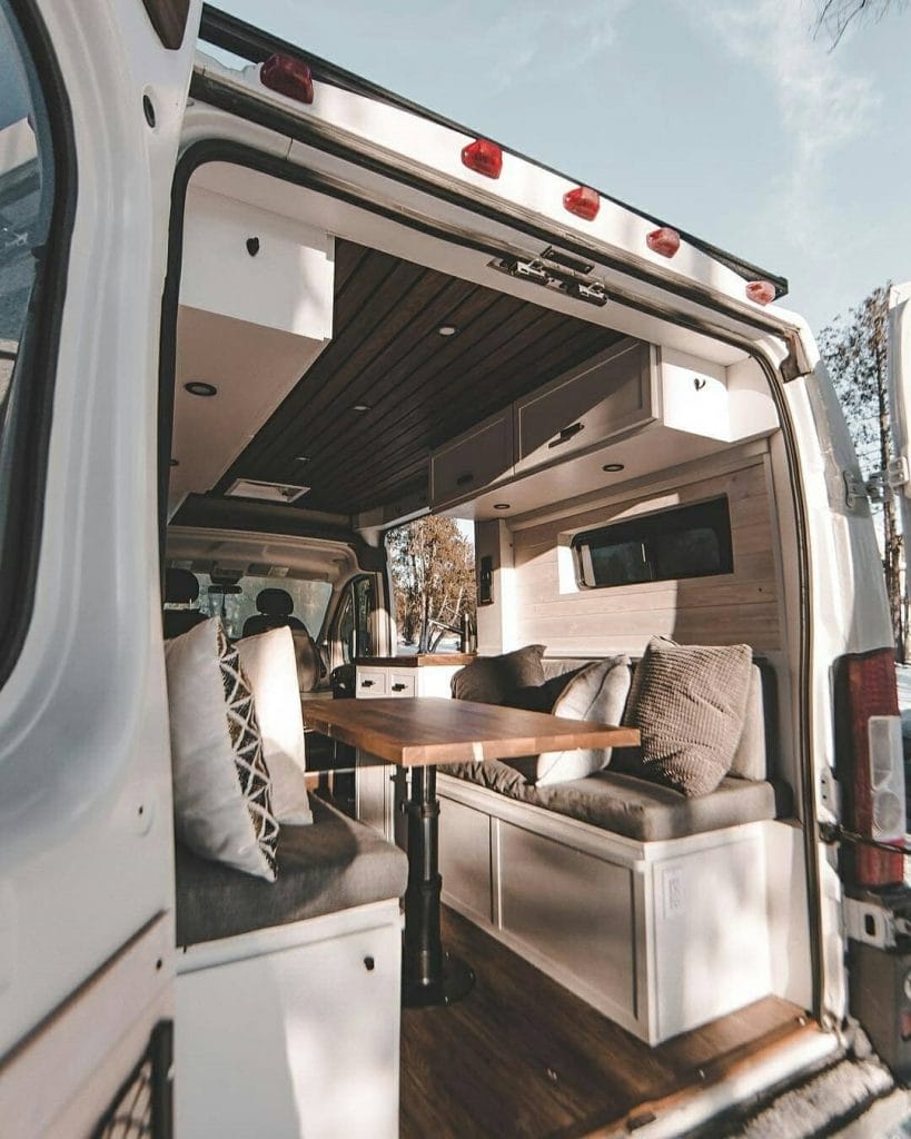 projectvanlife interieur van bus