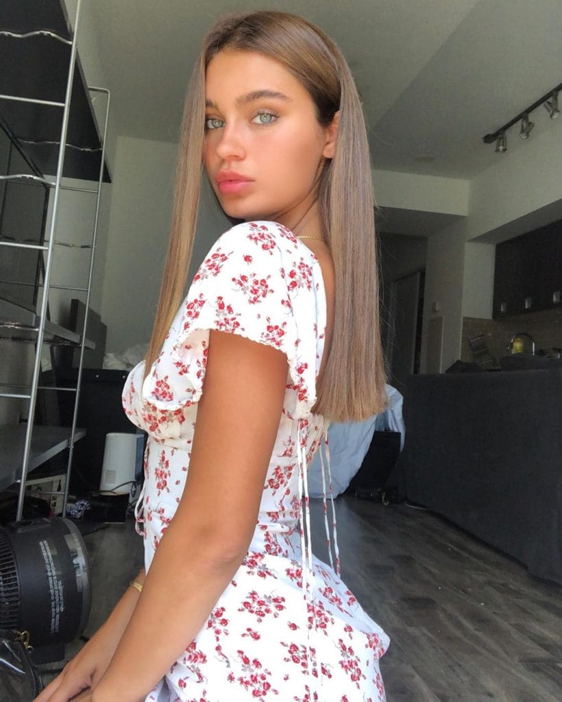 Sophi Knight in zomerjurkje