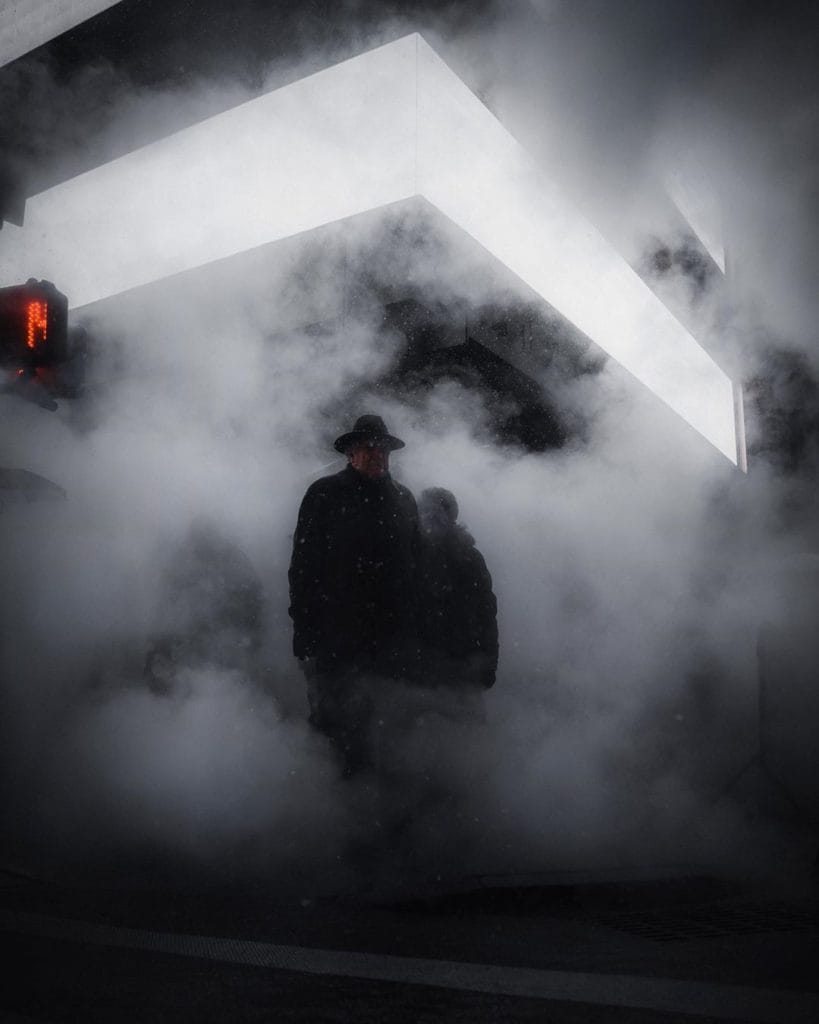 man in licht gebouw