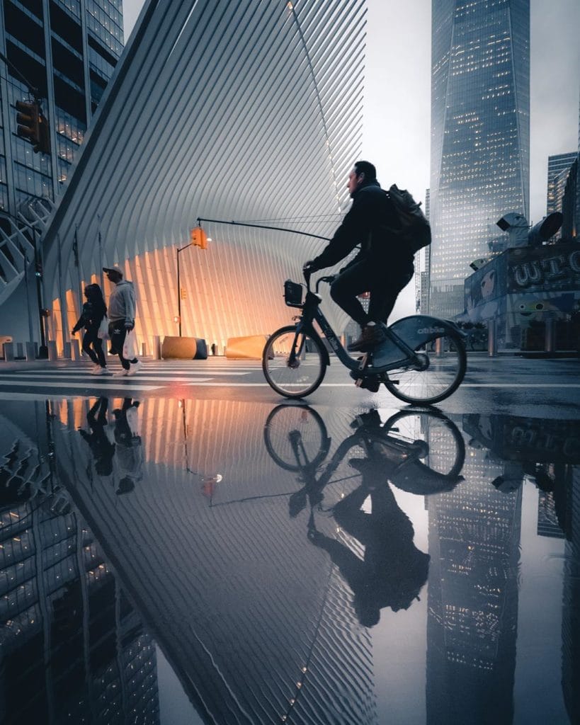 man fietst door plas nick miller