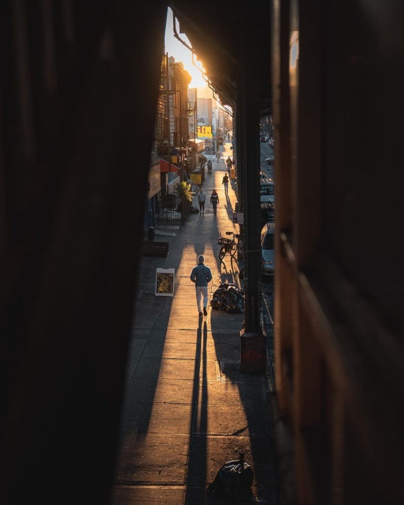 man loopt in zonnestraal straat nick miller