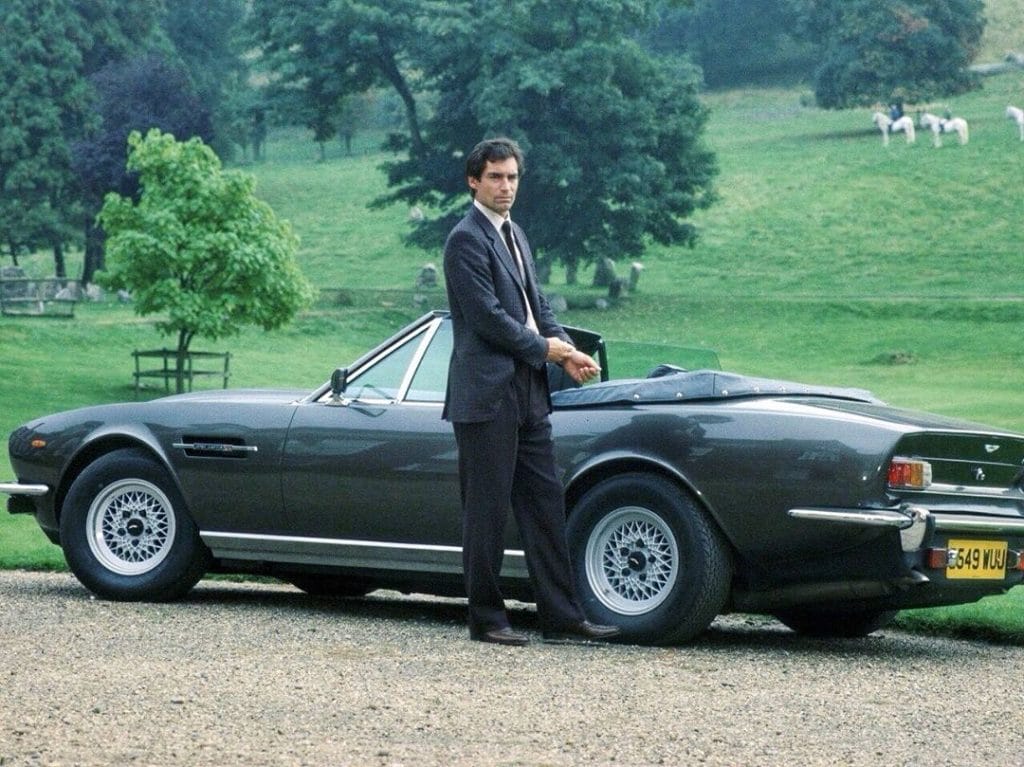 timothy dalton; man voor auto; traveling gentleman