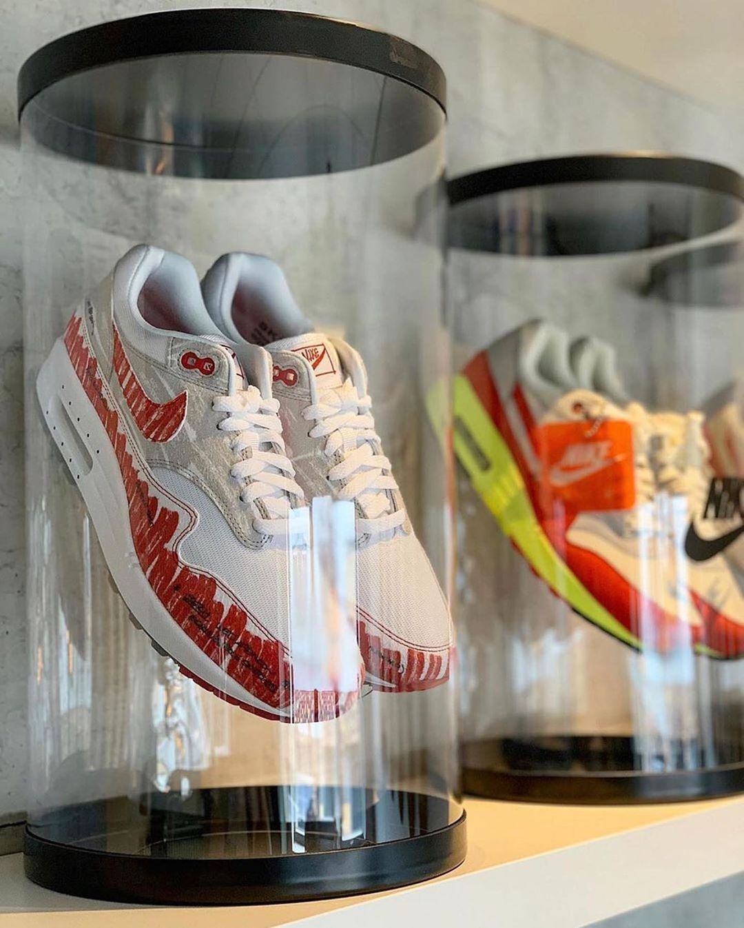 sneaker resellers schoenen achter glas