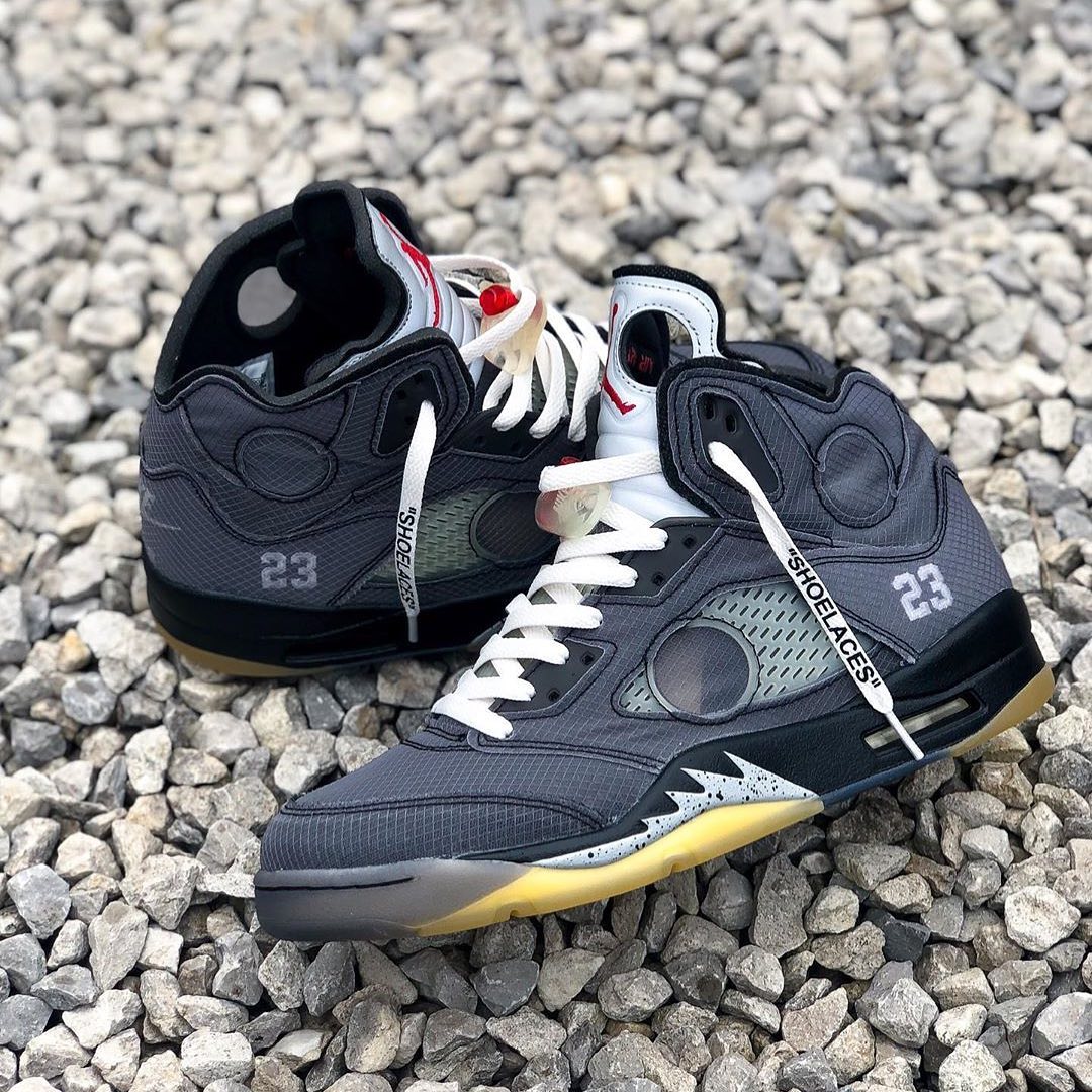 sneaker resellers schoenen op grind