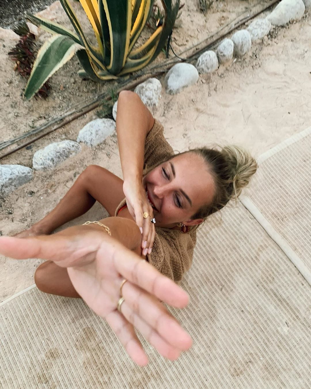 luna stevens op het strand