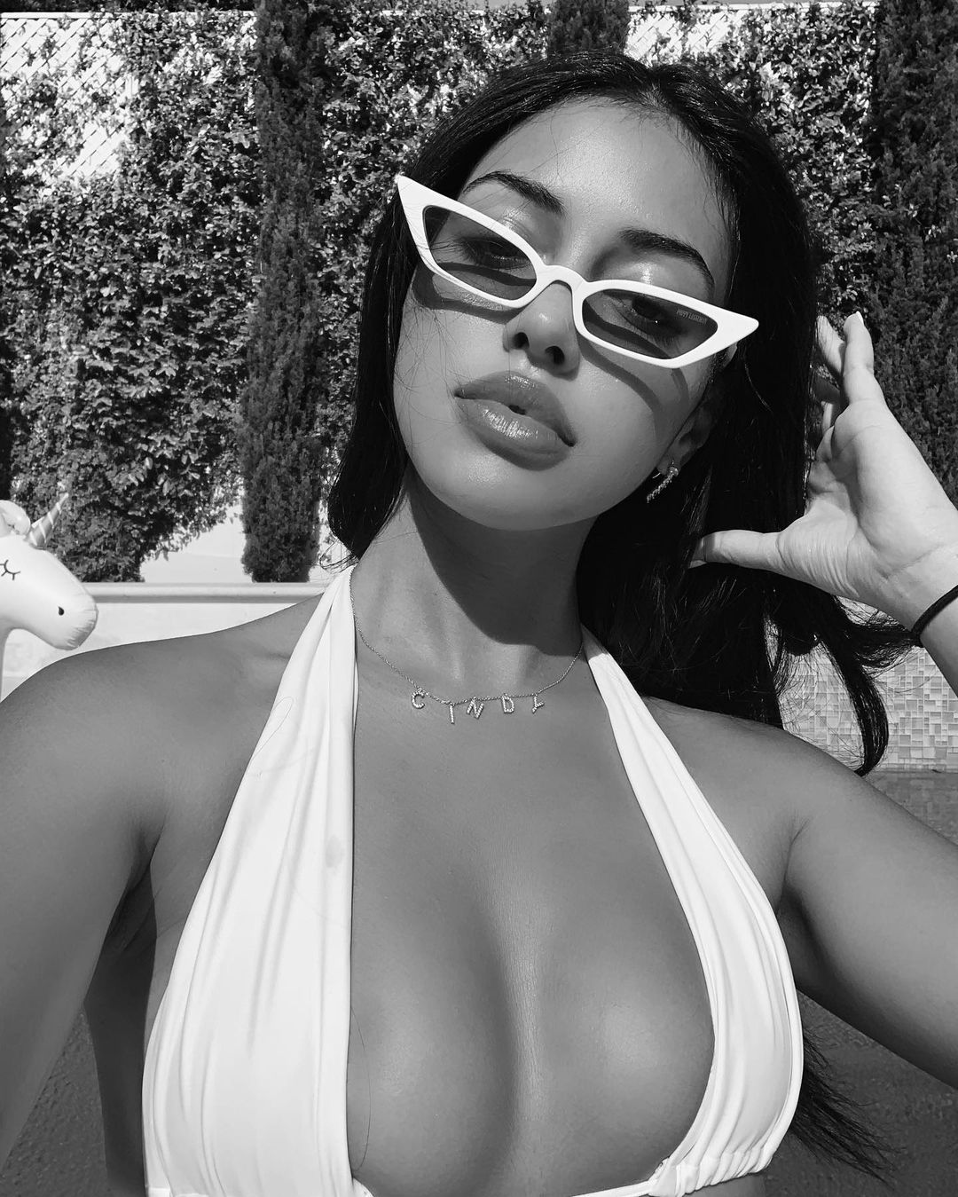 cindy kimberly selfie op strand