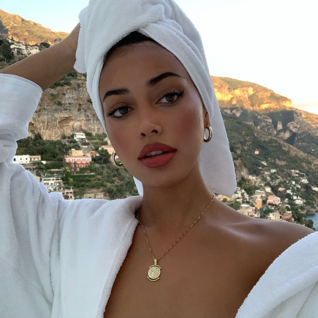 cindy kimberly met handdoek op hoofd