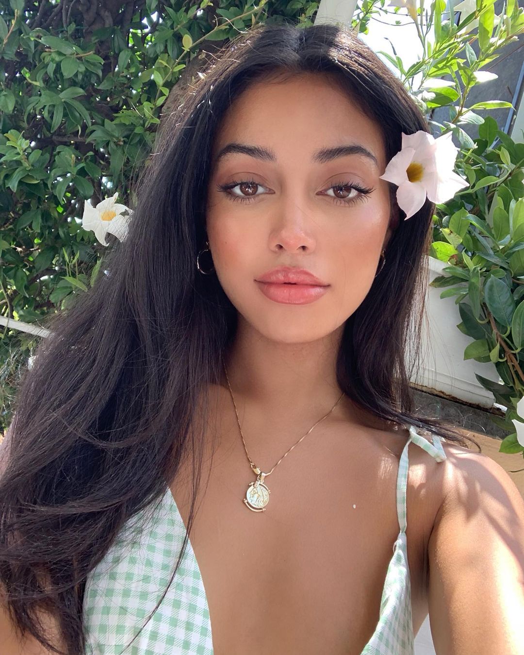 cindy kimberly met bloem in de haren