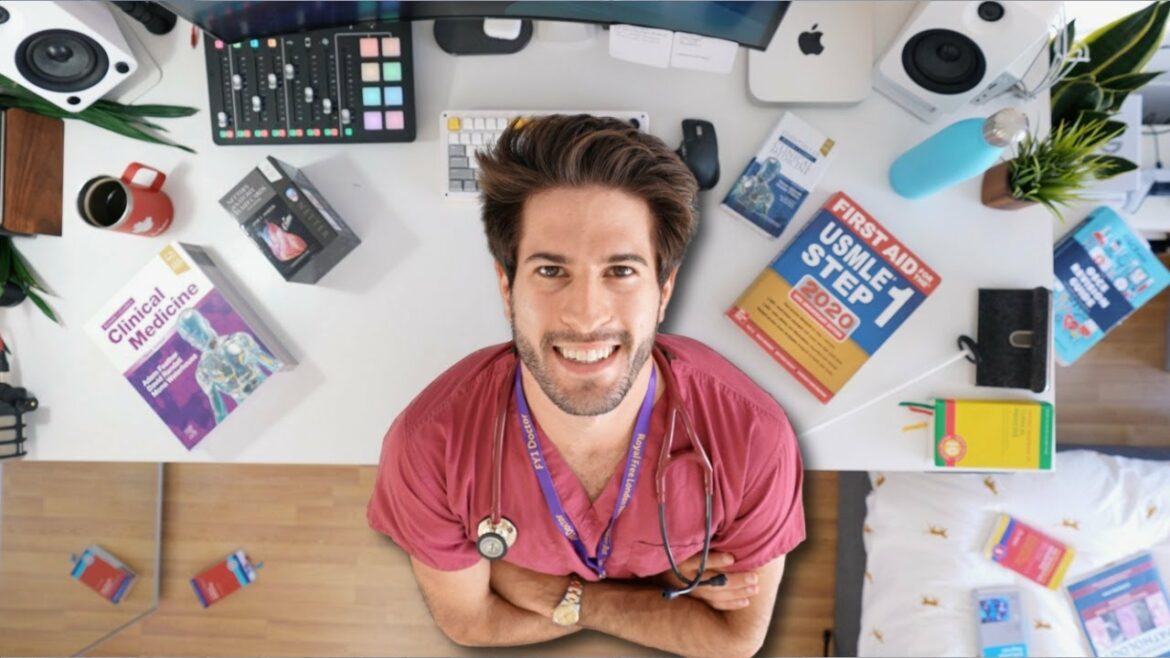 Kharma Medic zit aan bureau