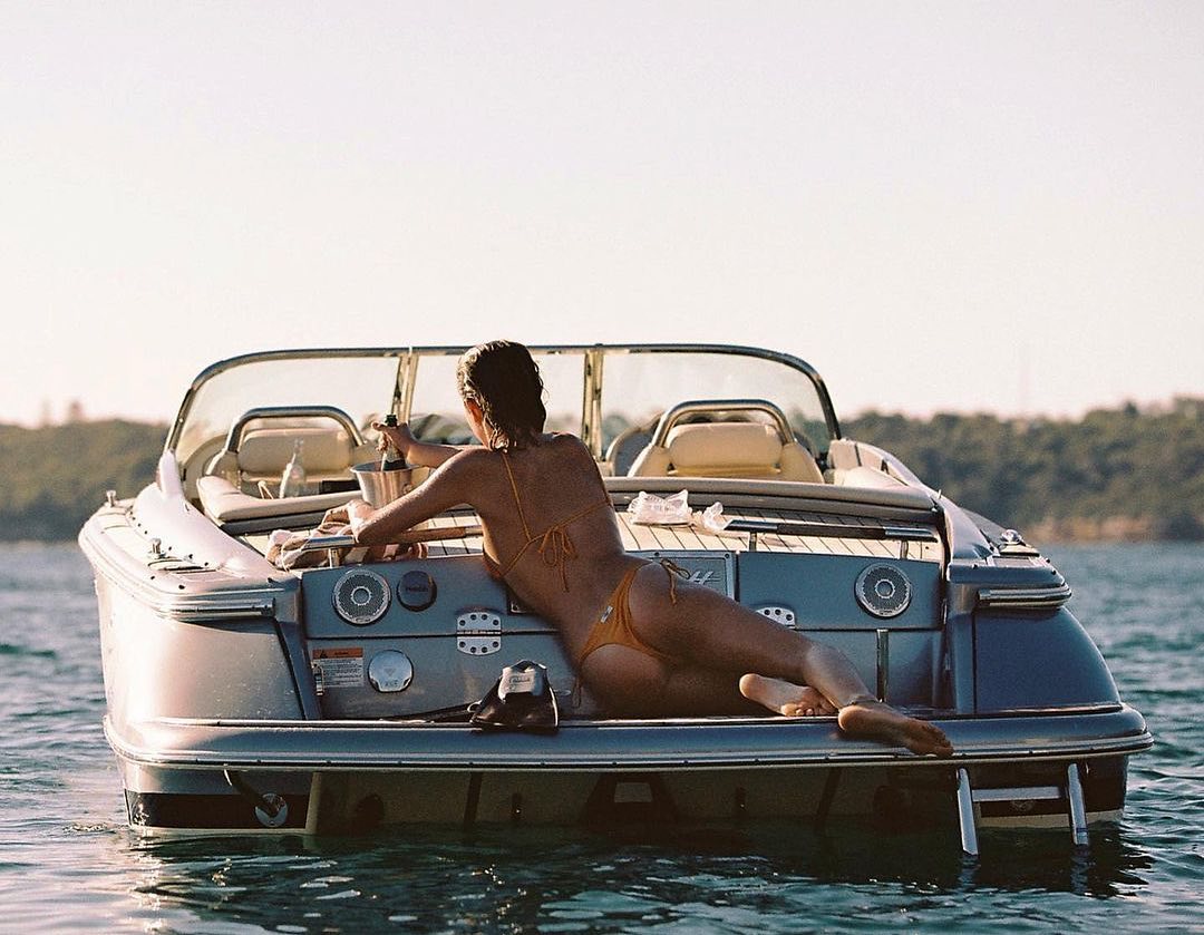 gentlemensgram vrouw op boot