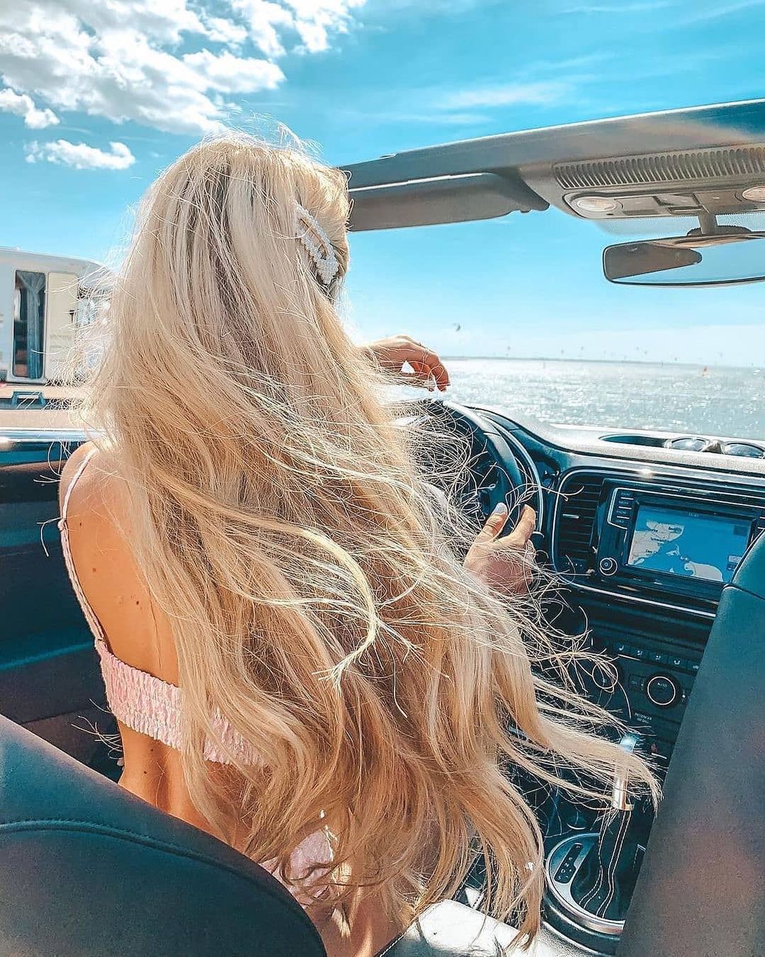 girlstraveler blondine in auto