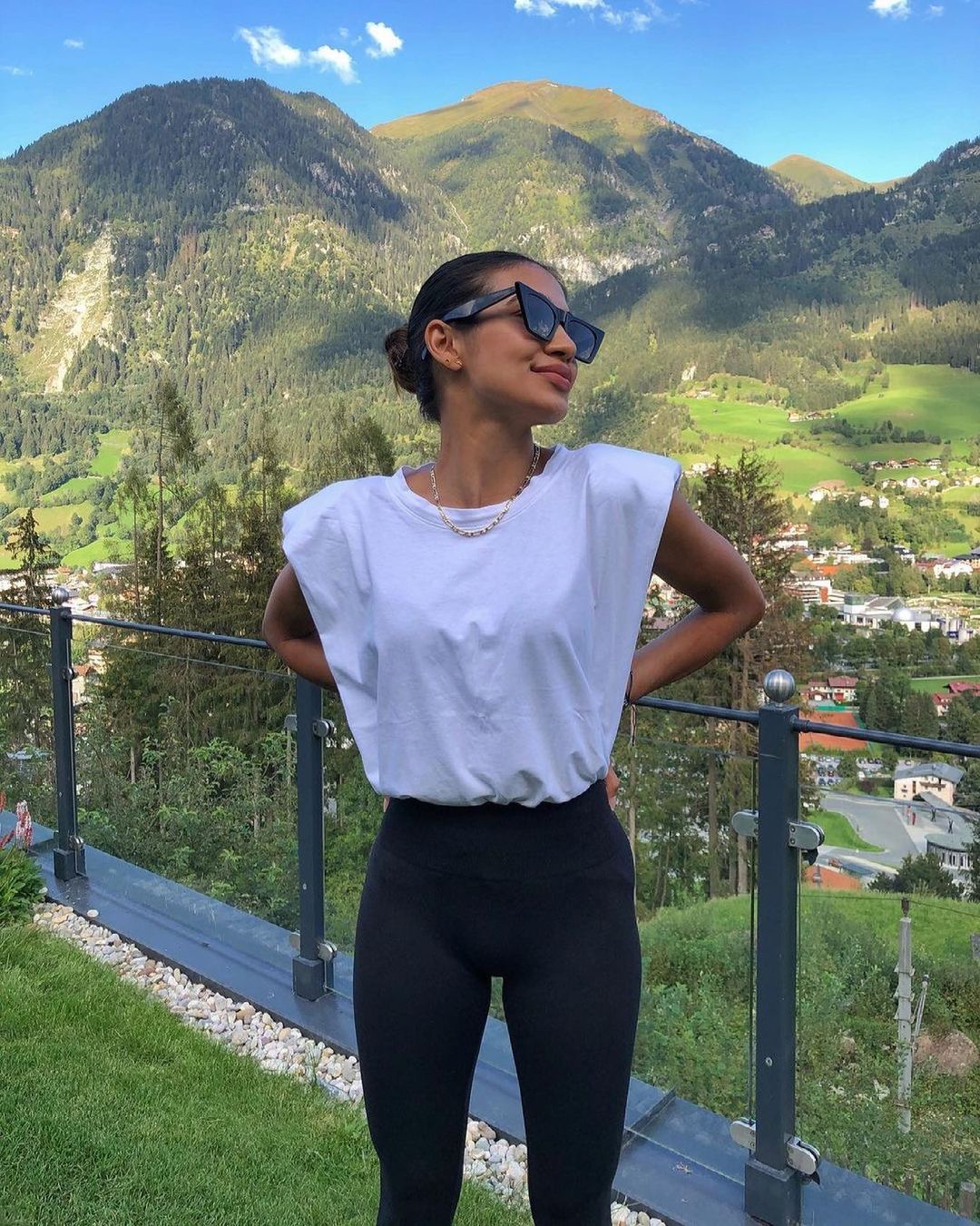 girlstraveler babe tussen bergen