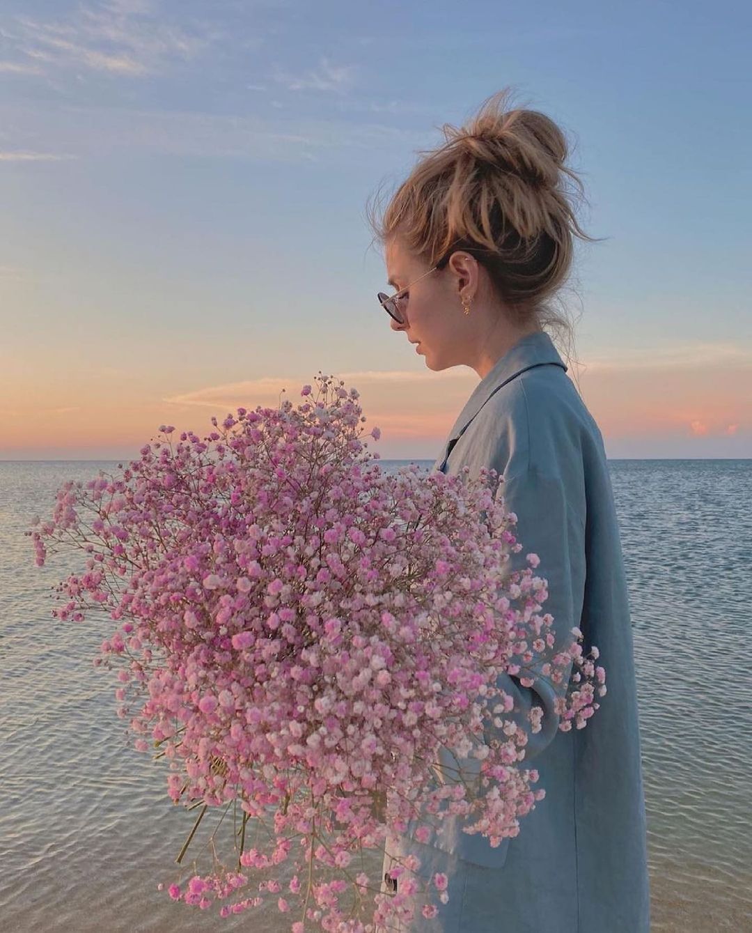 girlstraveler meisje met bloemen