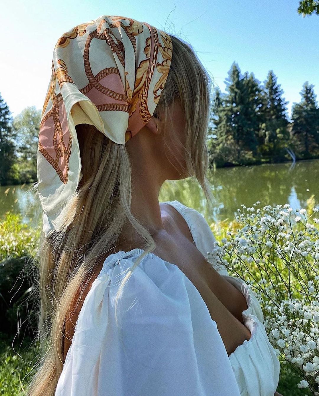 girlstraveler meisje met witte jurk