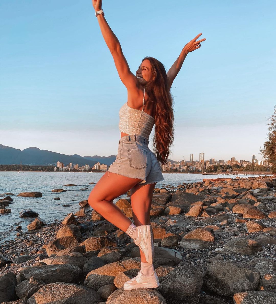 Makayla Anisa op stenen