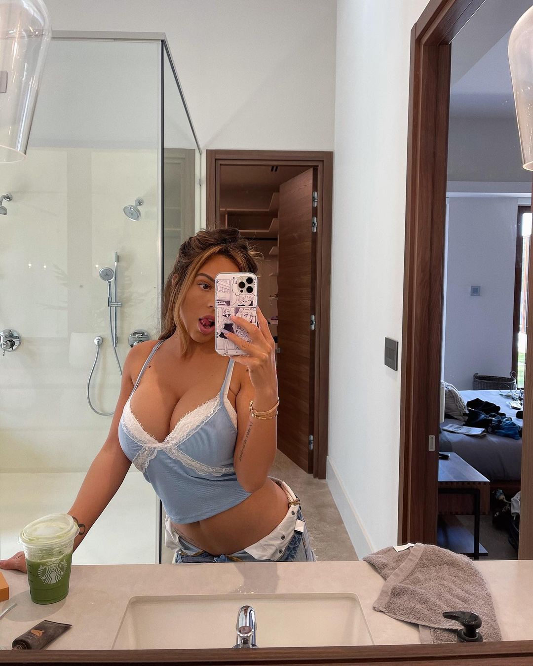 Danielley Ayala in badkamer