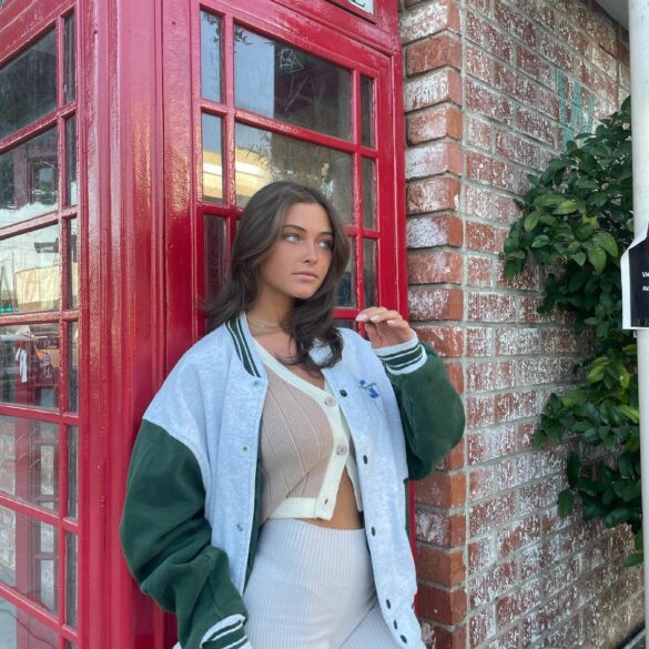 Sydney Melman bij telefooncel