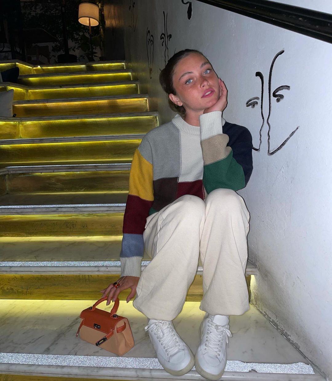 Sydney Melman zit op trap
