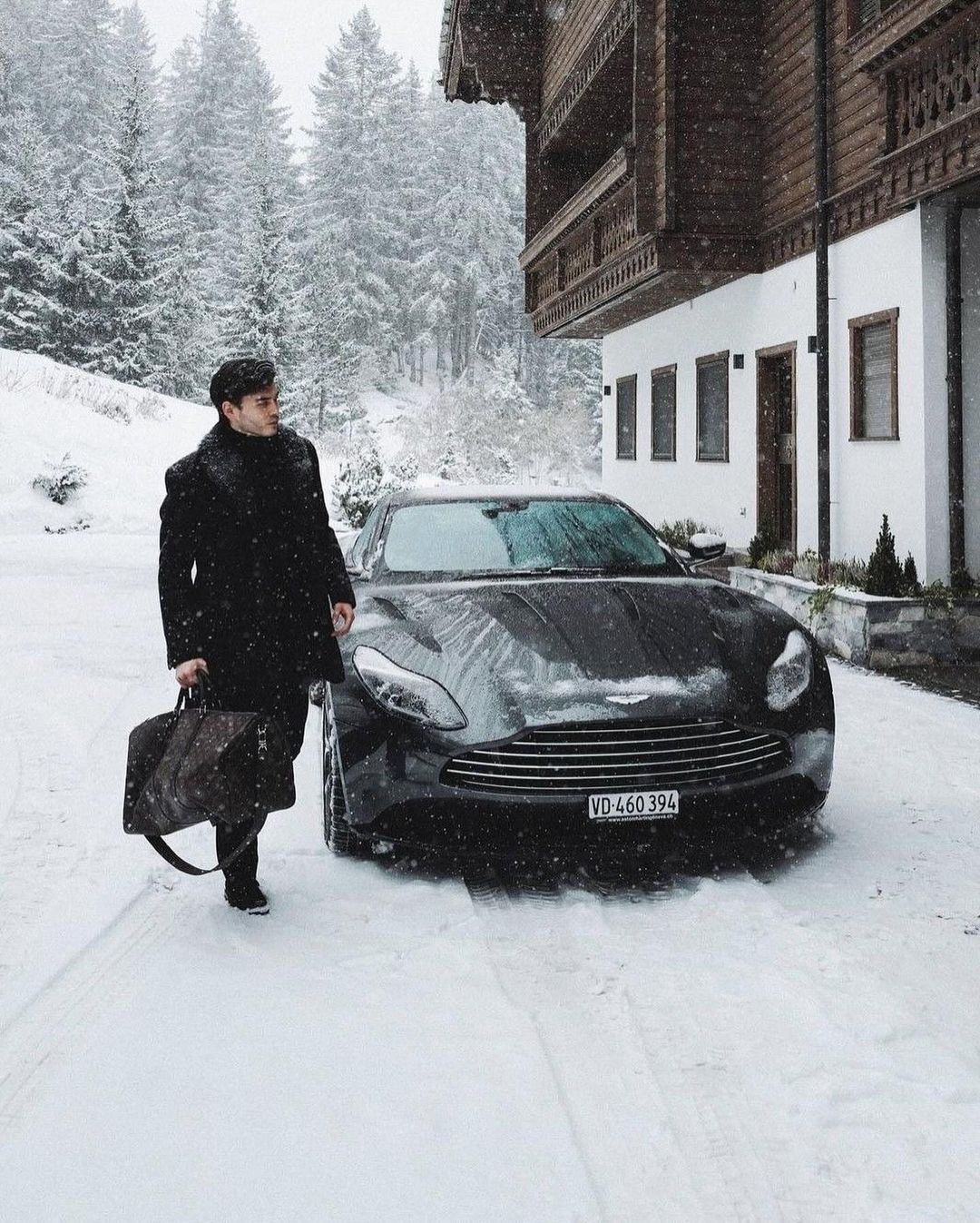 Gentleman Jungle: man in de sneeuw bij auto