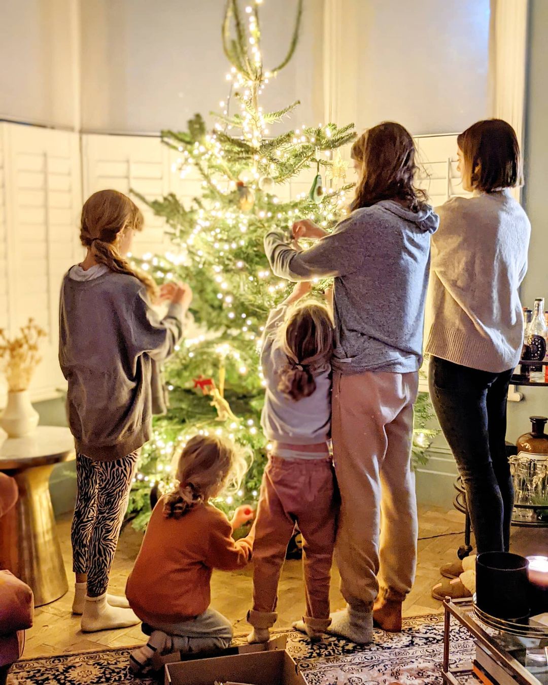 de vier dochters bij de kerstboom