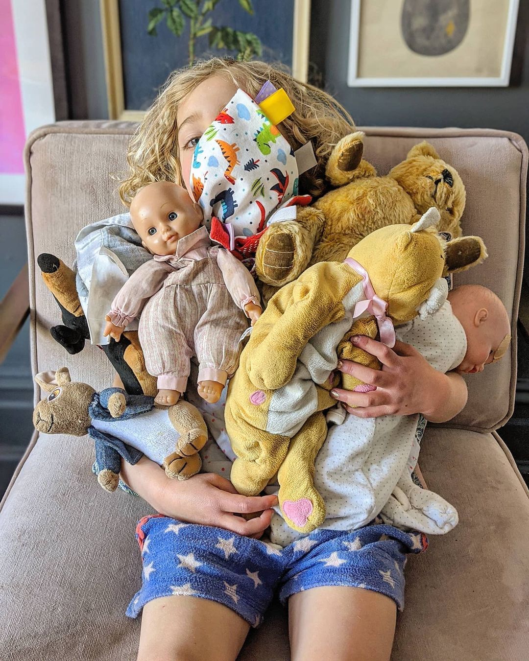 een van de vier dochters met veel knuffels