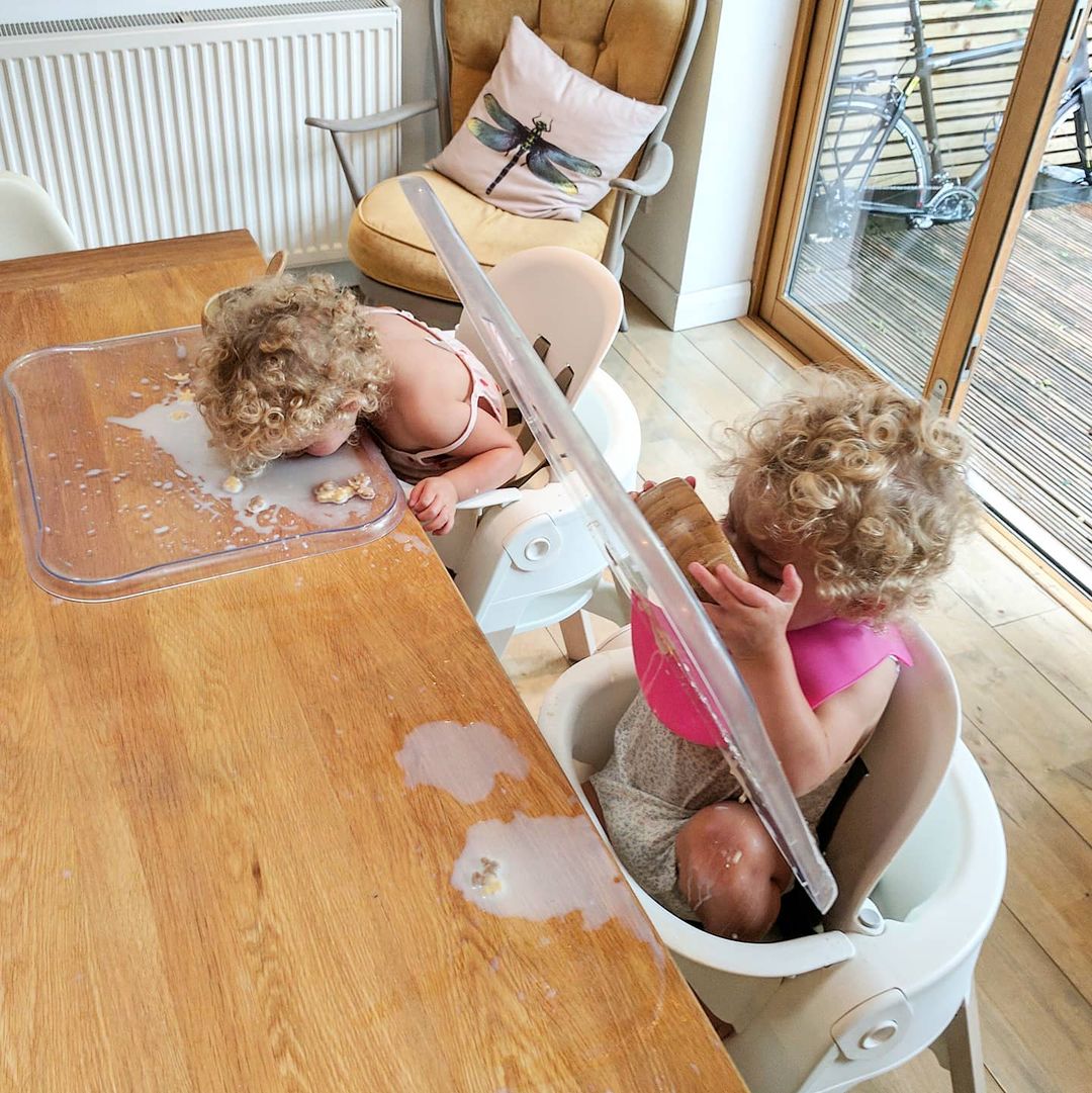 twee van de vier dochters tijdens eten