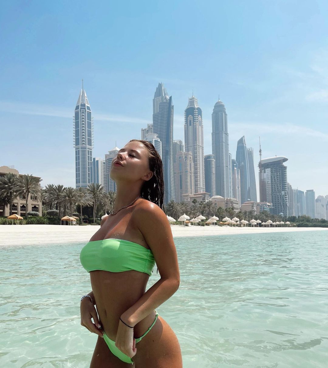 Amalie Knudsen in groene bikini