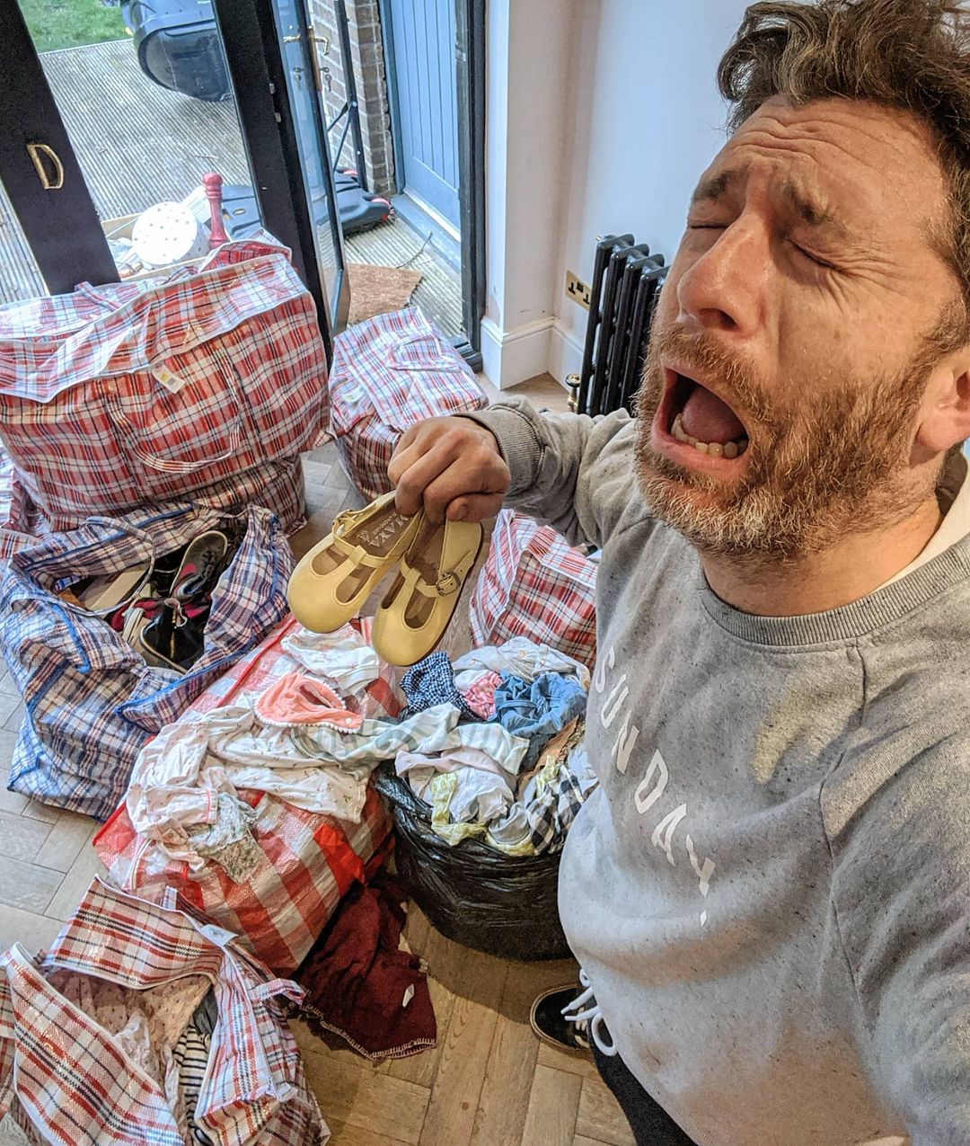 vier dochters, vader Simon met schoenen