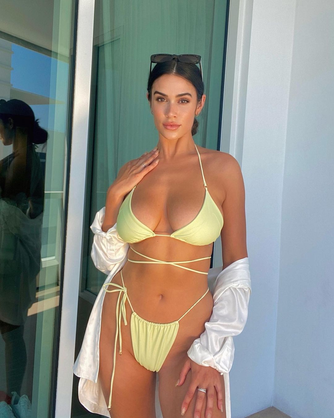 Leah Blefko in groene bikini