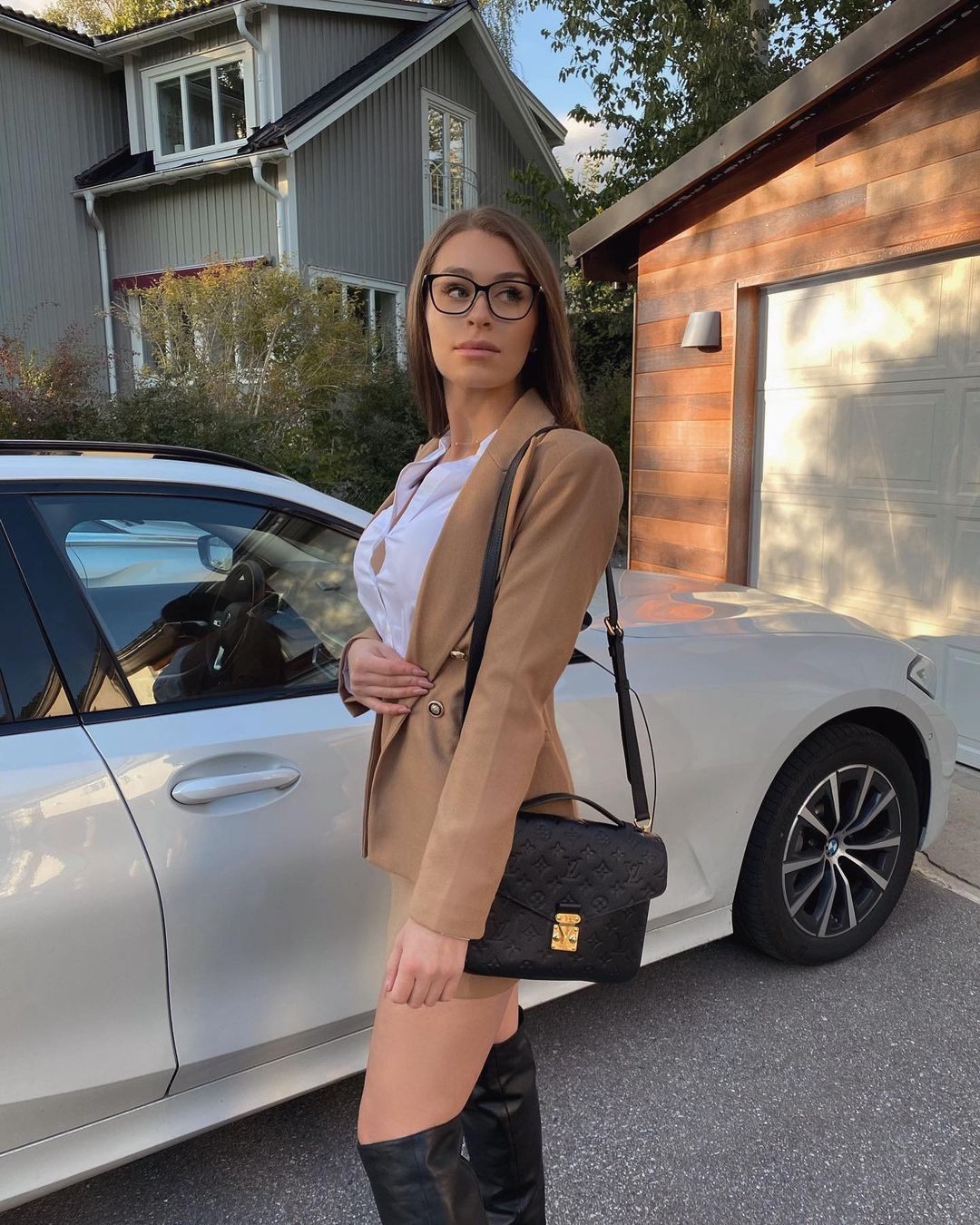 Clara Felicia Lindblom bij auto
