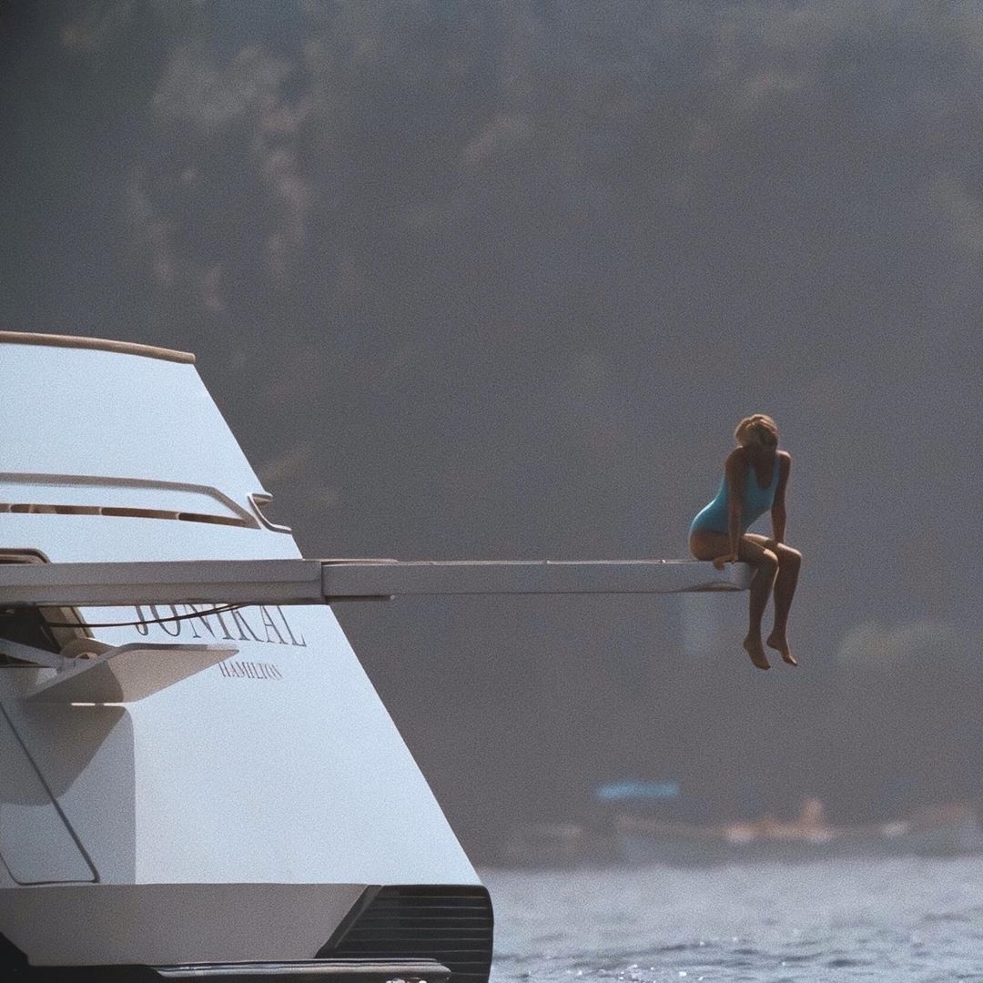 Modernmensclassy vrouw op boot