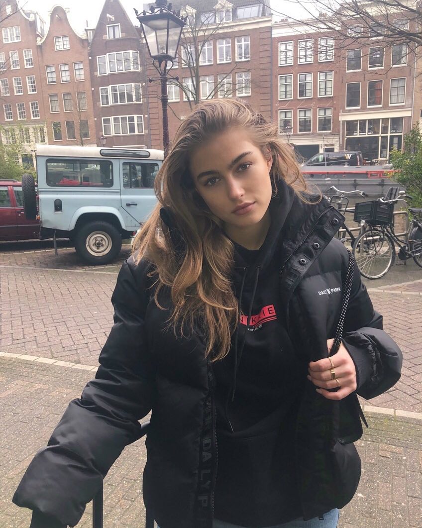 Sophie Evi met jas