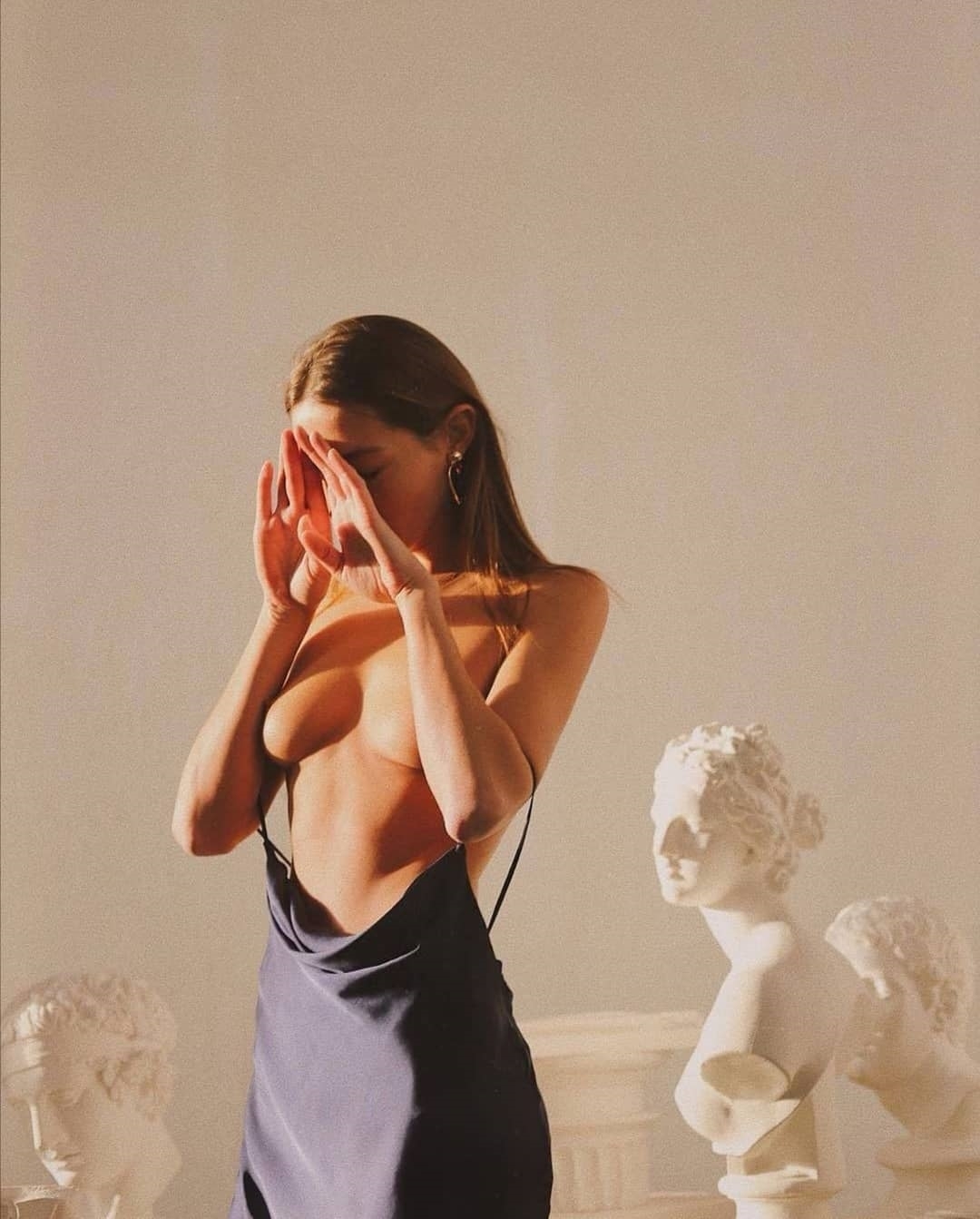 Modernmensclassy vrouw met kunst