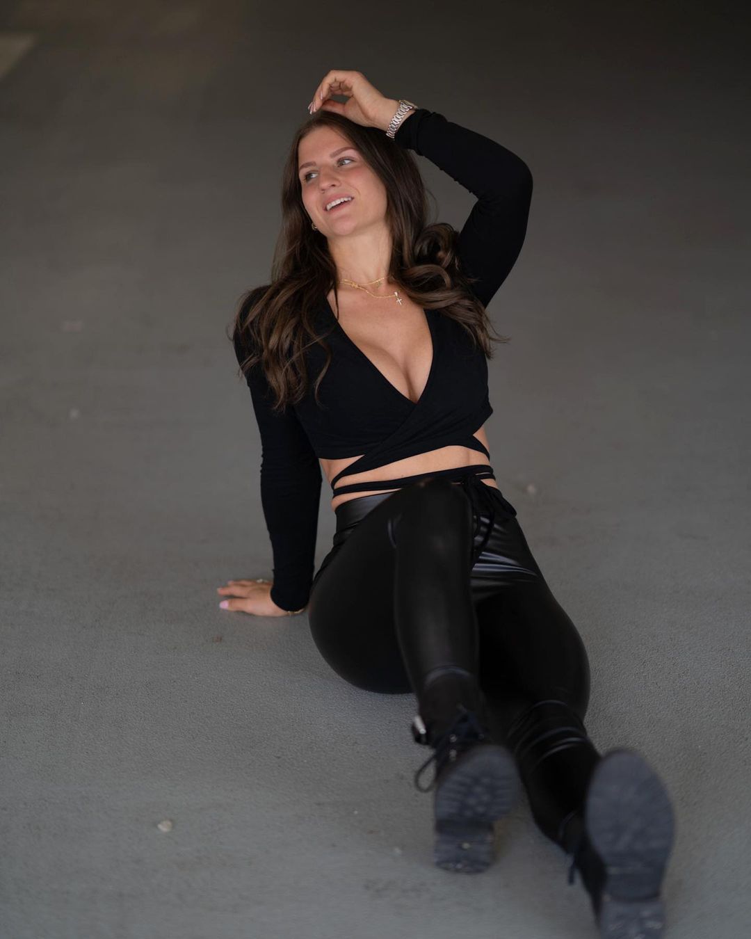Romina Campion in zwart pakje