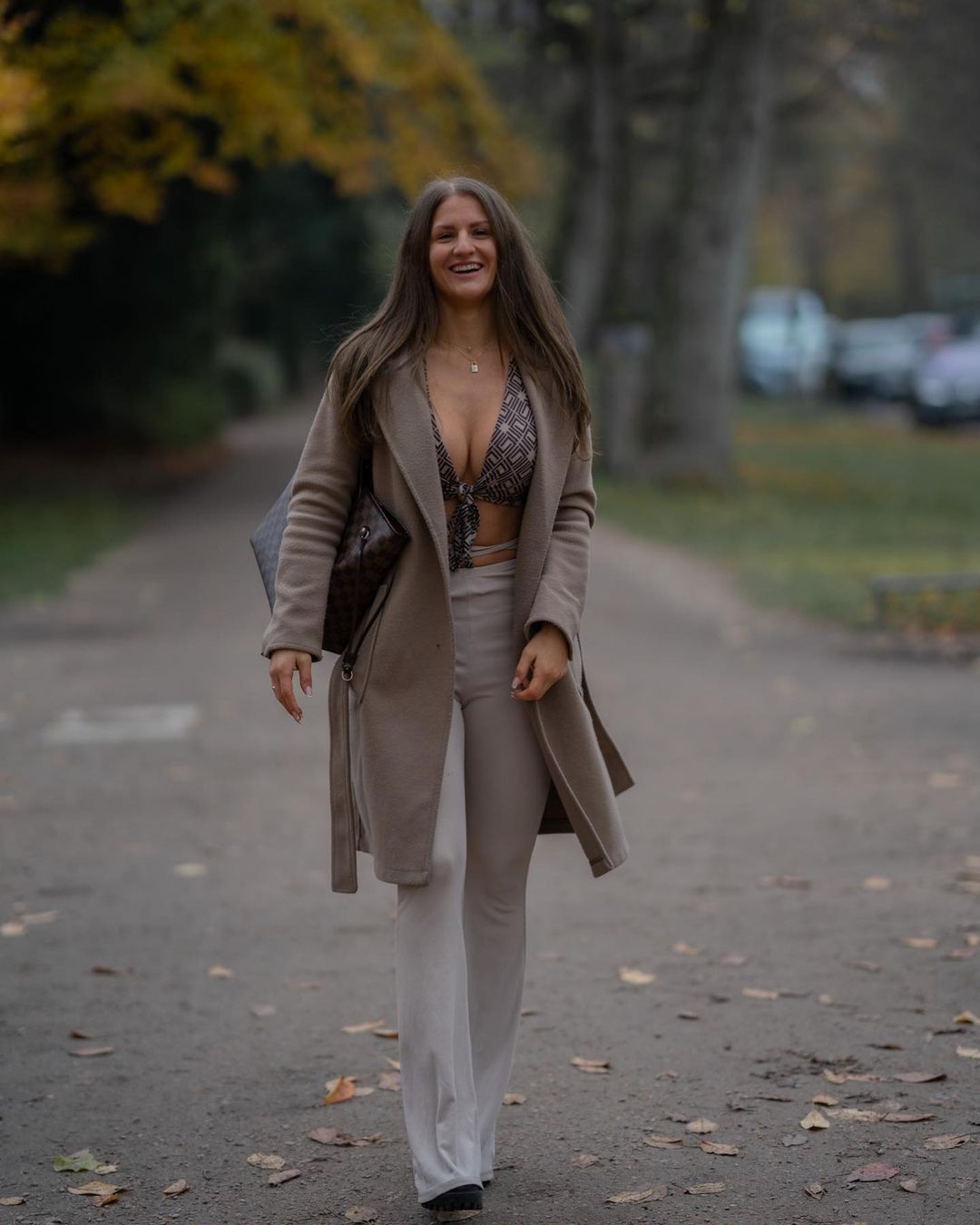 Romina Campion loopt over straat