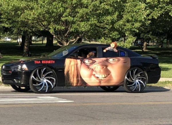 aparte wagens met horror figuur
