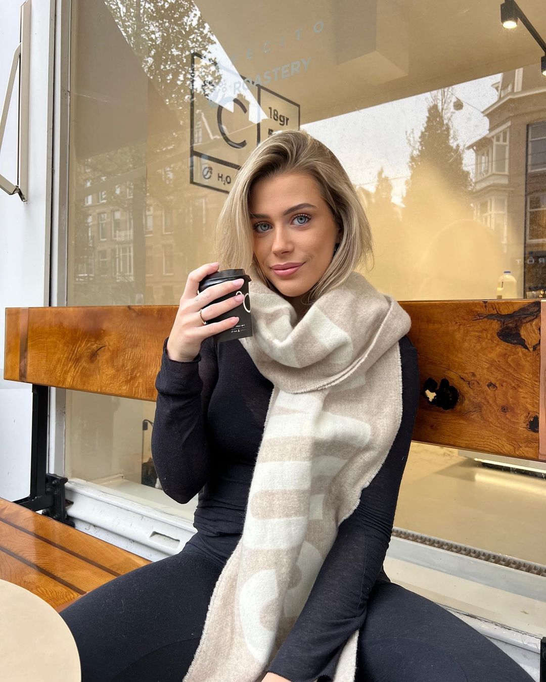 Victoria Vermeer zit op terras
