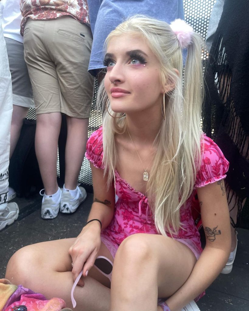 Sami Sheen, de 18-jarige dochter van Charlie Sheen, is een OnlyFans hit!