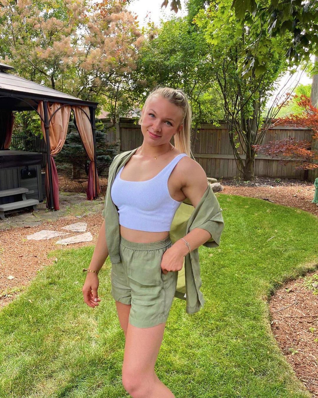 Jessica Klimkait op gras