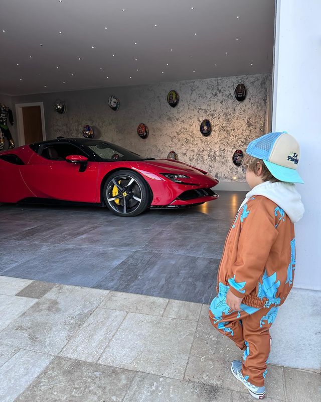 Zayn Sofuoglu bij dure Ferrari