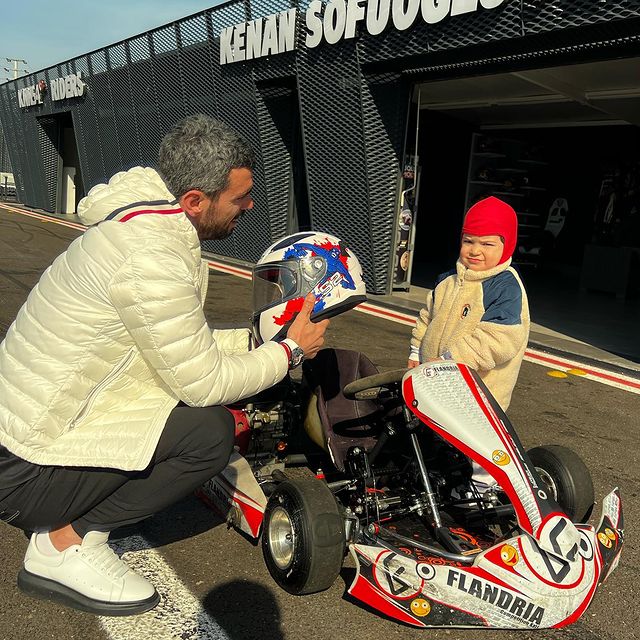Zayn Sofuoglu bij zijn kart met zijn vader