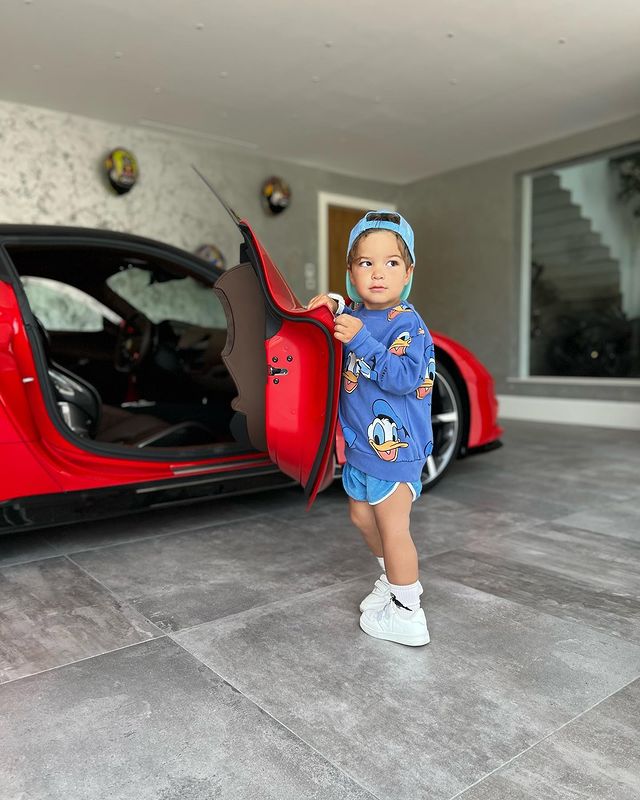 Zayn Sofuoglu bij dure auto