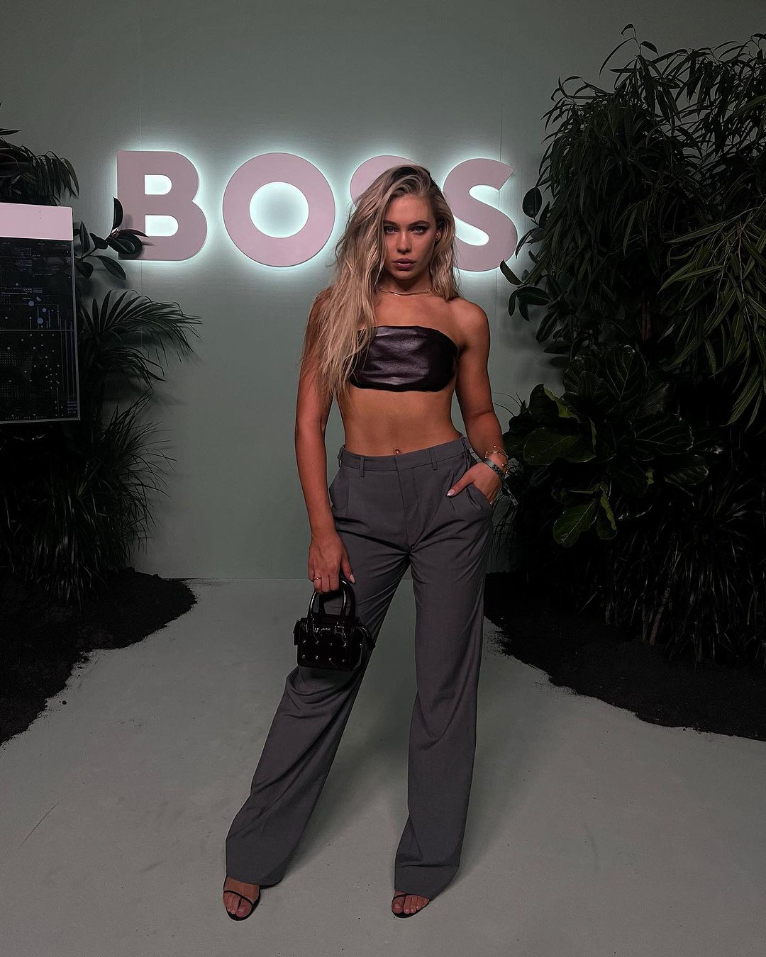 Jutta Leerdam maakt foto's voor een groot Boss reclamebord