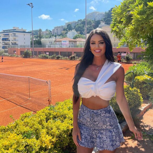 Rachel Stuhlmann bij tennisbaan