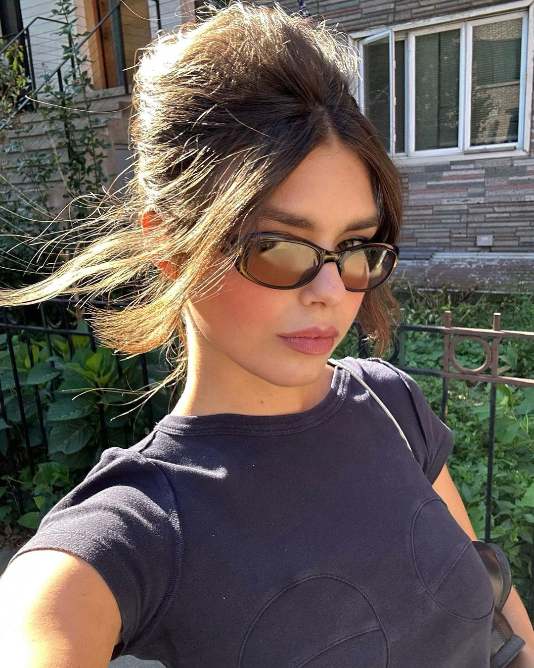 Lauren Searle met zonnebril op