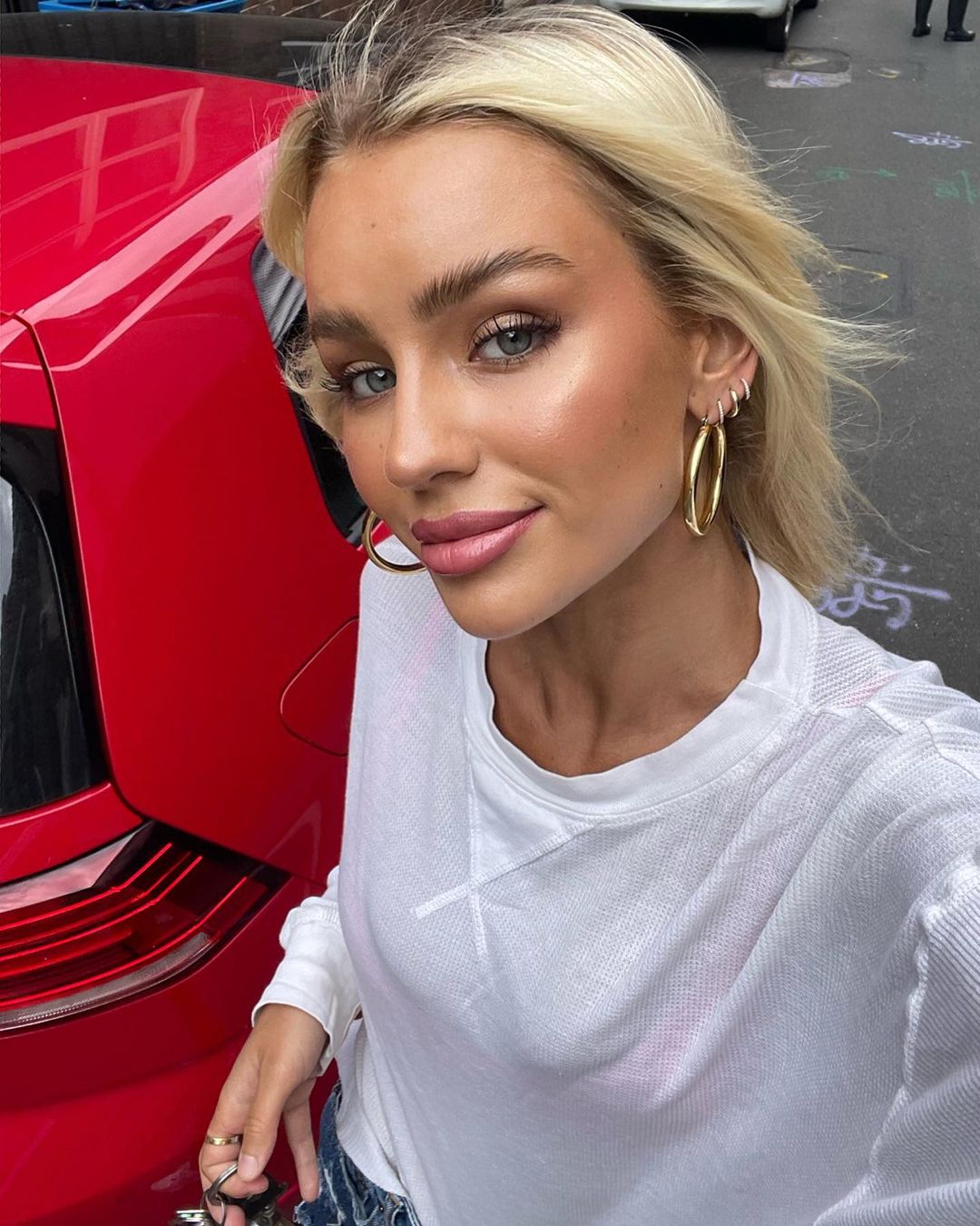Julia Cavanagh bij rode auto