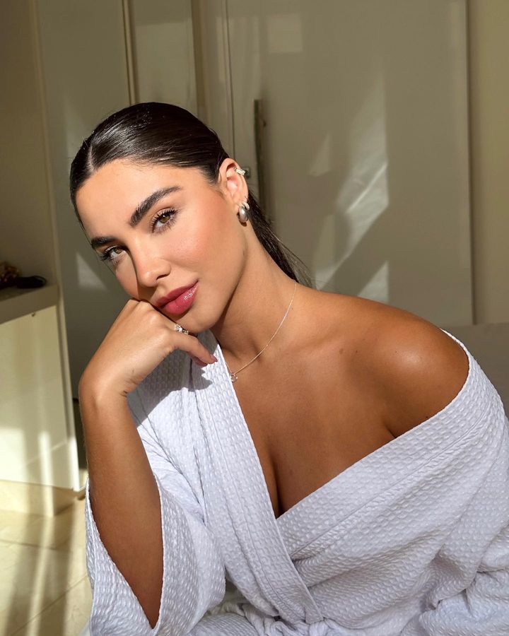 Gabriela Versiani na het douchen