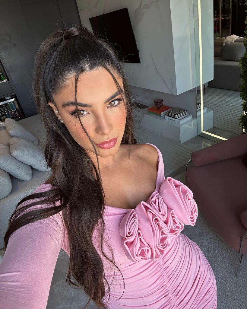 Gabriela Versiani in roze jurk